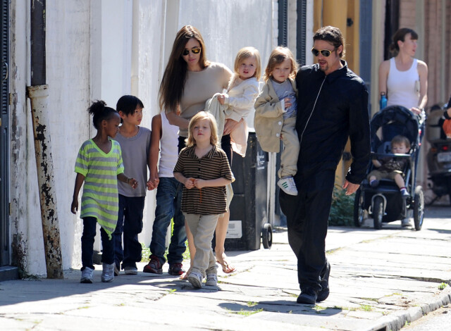 ADOPTERET BARN: Brad Pitt og Angelina Jolie i New Orleans sammen med barna Maddox, Pax, Shiloh, Zahara, Vivienne og Knox. Nå har Brad og Angelina gått hver sin vei. Foto: Polaris ADOPTERET BARN: Brad Pitt og Angelina Jolie i New Orleans sammen med barna Maddox, Pax, Shiloh, Zahara, Vivienne og Knox. Nå har Brad og Angelina gått hver sin vei. Foto: Polaris